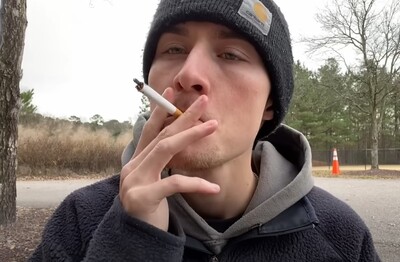 Лечение зависимости от табакокурения в Рузаевке Мужчина с сигаретой делает затяжку