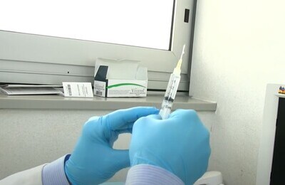 Проведение кодирования Вивитролом в Рузаевке Шприц с Вивитролом в руках у врача